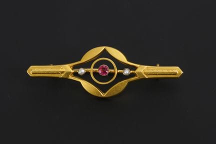 Jugendstil-Brosche mit rotem Farbstein oder Synthe
