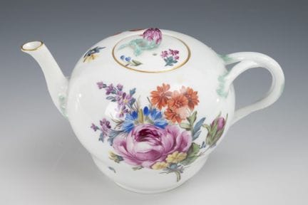 Teiera barocca con decorazioni floreali. Meissen. 