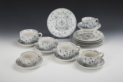 6套饰有干花彩绘的餐具。劳恩施泰因。  
 

 带“Rn”标记的小旗，约1900年。 
  
 

