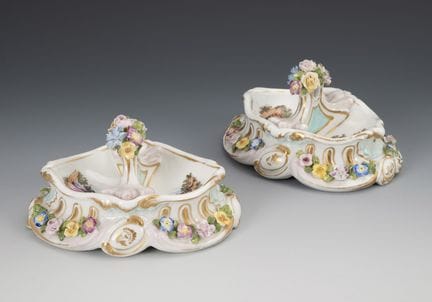 Paire de salières ornées de motifs floraux.  
 

 
