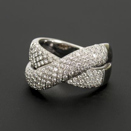 Anello a fascia con incastonatura di brillanti.  
