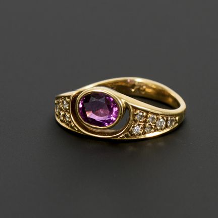 Anello con pietra colorata rossa, probabilmente un