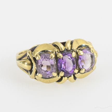 Ring des späten Art déco mit Amethyst-Trilogie.  
