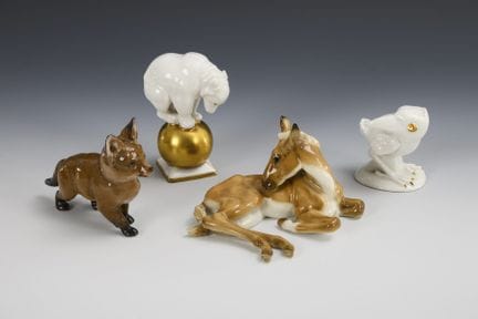 4 animaux.  
 

 Marqués. 
  
 

 2 pièces peintes