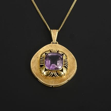 Anhänger mit Amethyst an Kette.  
 

 
  
 

 Kett