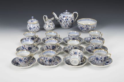 鸟纹茶具套装。施内。  
 

 S牌，18世纪后至20世纪。 
  
 

 釉下蓝彩，辅以红彩和