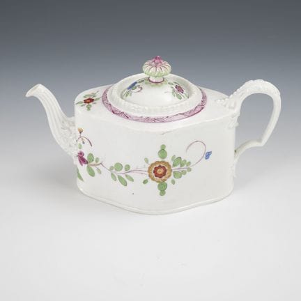 Teiera barocca con decorazioni Kakiemon. Meissen. 