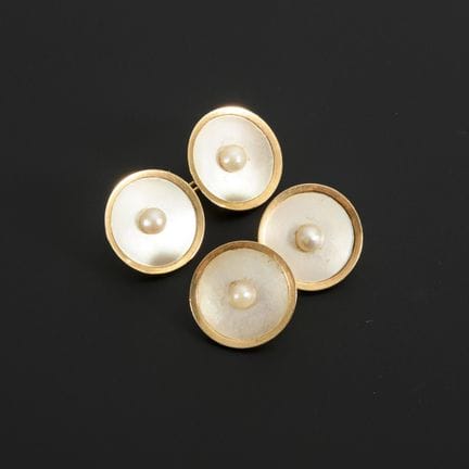 袖扣，附原装盒。  
 

 
  
 

 每枚均标有玫瑰金 
18 CT（750）印记。每枚头部