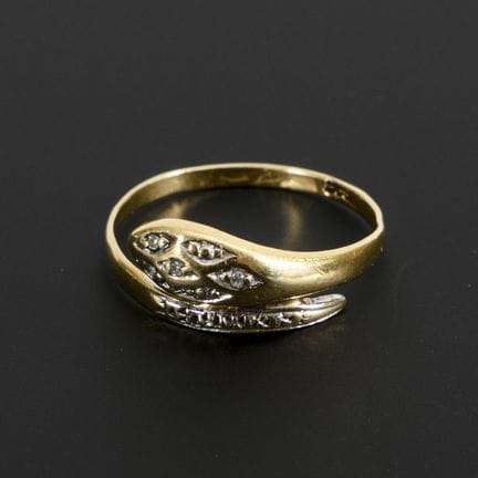 Ring in Schlangenform.  
 

 
  
 

 Gelb- und Wei
