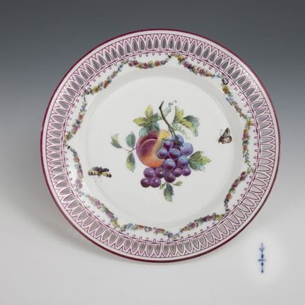Piatto da dessert con decorazioni di frutta e inse