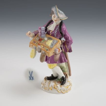 Venditore ambulante con vassoio. Meissen.  
 

 Ma