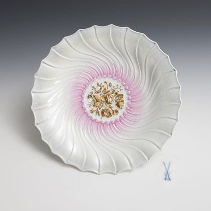 Assiette à fond lustré. Meissen.  

Marque « Schwe