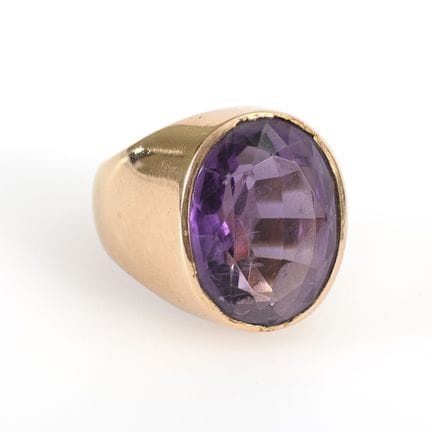 Schwerer Ring mit Amethyst.  
 

 
  
 

 Roségold