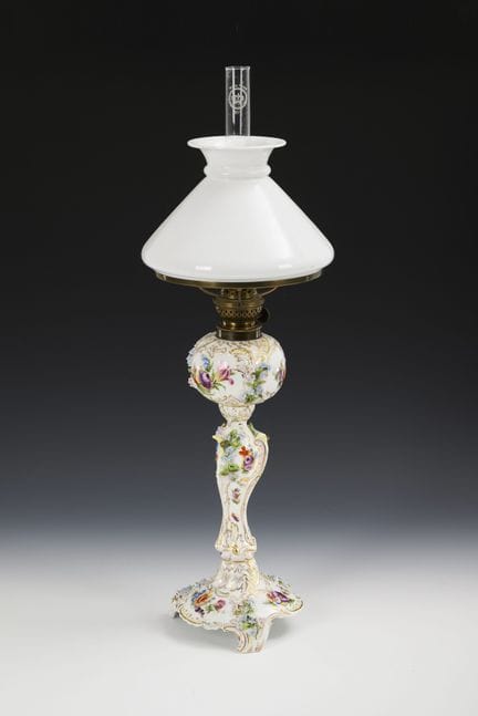 Lampe à pétrole ornée de motifs floraux. Thieme.  
