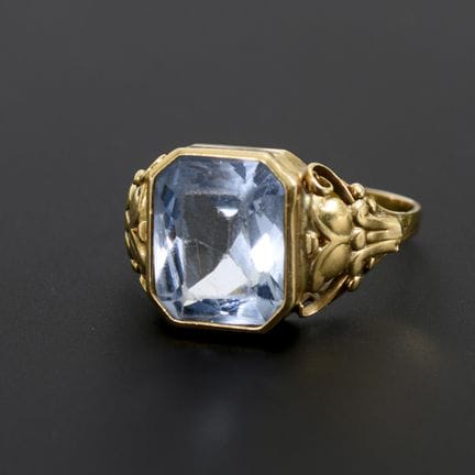 Ring mit blauem Farbstein oder Synthese.  

 
 

G