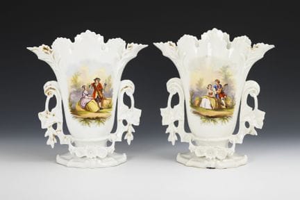 2 vases verticaux décorés de motifs de Watteau. Pi