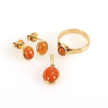 Set: ciondolo, orecchini a bottone e anello con op