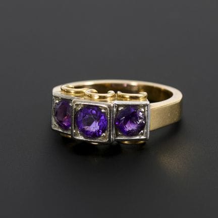 Art déco-Ring mit Amethyst-Trilogie.  
 

 
  
 

