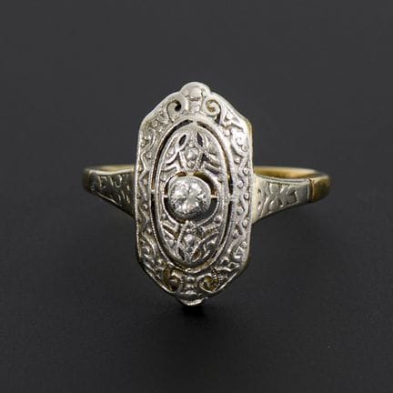 Art déco-Ring mit Brillant.  
 

 
  
 

 Gelb- un