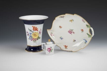 Vase, coupe et petite cruche. Meissen.  
 

 1 épé