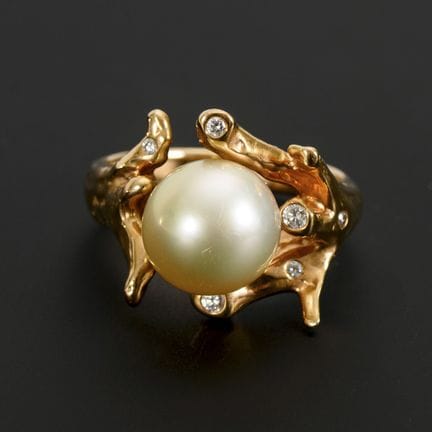 Anello a forma di corallo con perla.  

 
 

Punzo