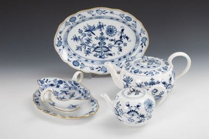 2件洋葱纹样茶壶、酱汁碗和椭圆形盘。迈森。  
 

 球形手柄，其中2件制作于1888年前，另2件