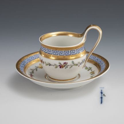 Tazza da vetrina con bordo a meandro. KPM Berlino.