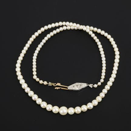 Collana di perle a lunghezza variabile.  
 

 
  
