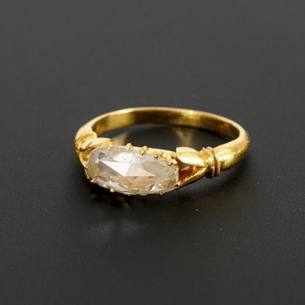Ungewöhnlicher Ring mit leicht tropfenförmigem Dia