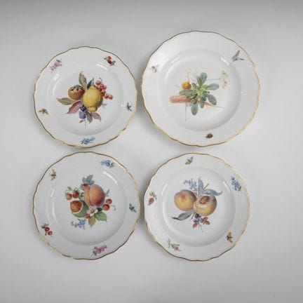 3 + 1 只饰有水果图案的盘子。迈森。  
 

 克瑙夫施韦特系列，1850-1924年间，一级