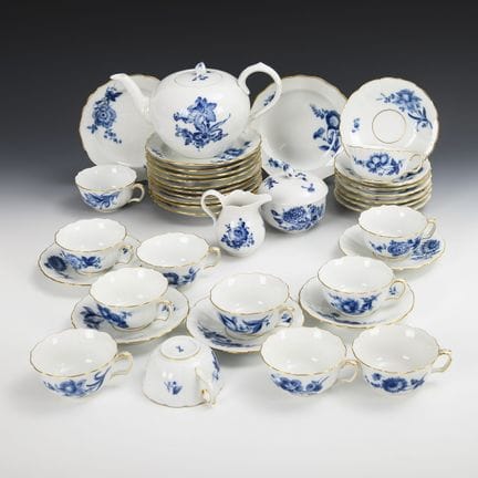 “蓝花”茶具套装。迈森。  
 

 剑形标记，20世纪下半叶，一级品，3处各3道磨痕。 
  
 