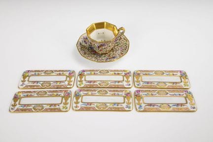 6张瓷质餐桌名牌和1只摩卡杯。拉姆/德累斯顿。  

印章标记，约1887年起。
 

彩绘，饰以金