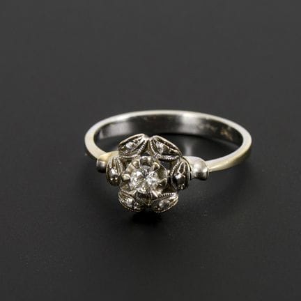 Anello con motivo floreale in stile storico.  

 
