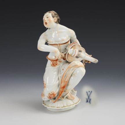 Figurine Art déco : jeune fille à la vielle à roue