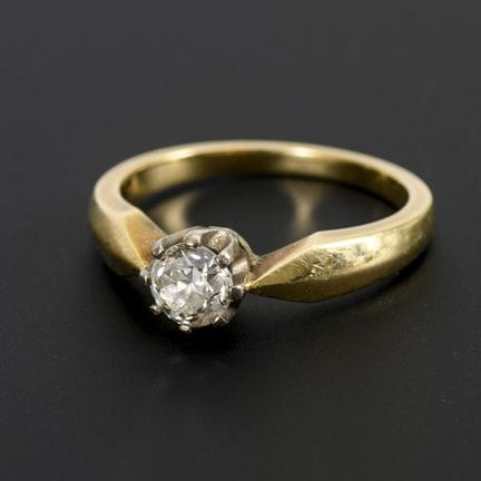 Ring mit historischem Solitär.  

 
 

Gelbgold 58
