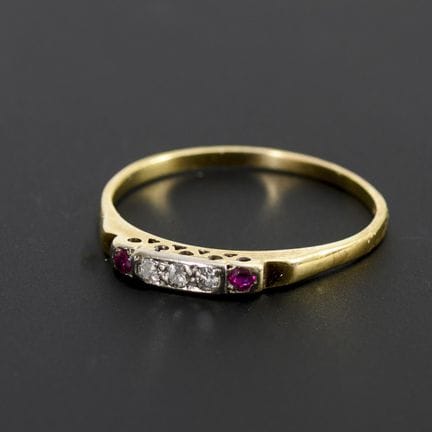 Zarter Ring mit Diamanten und roten Farbsteinen.  