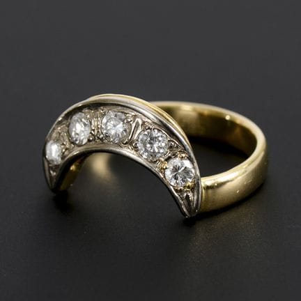 Ring in Halbmondform mit Altschliff-Brillanten.  
