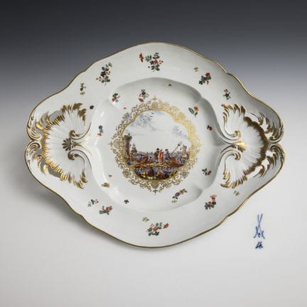 一件罕见的、饰有商船画的展示架，约1774年。迈森。  
 

“4”字上方有点状剑形标记，1道磨痕