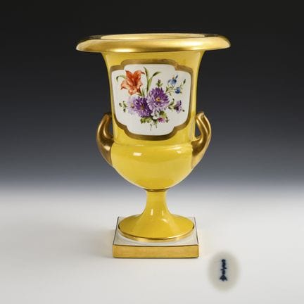 Grande vaso a cratere con motivi floreali su fondo