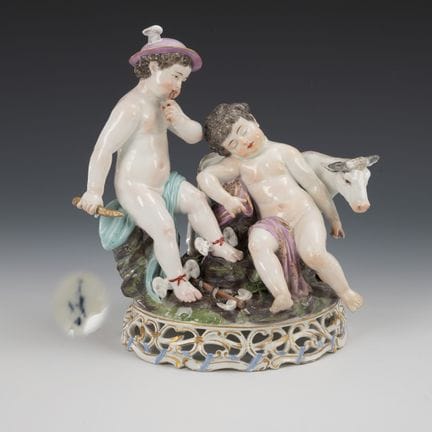 Amoretti nelle vesti di Mercurio e Argus. Meissen.