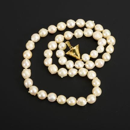 Collana di perle con chiusura moderna.  
 

 
  
 