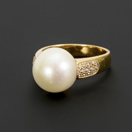 Anello con una grande perla d'acqua dolce.  
 

 
