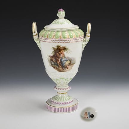 Vaso con coperchio e decorazione dipinta in stile 