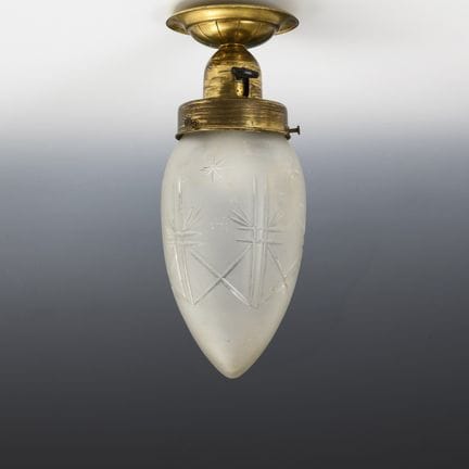 吸顶灯。  
 

 约1880/90年。 
  
 

 长28.5厘米。 
 

 
 水滴形灯