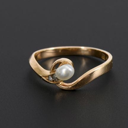 Jugendstil-Ring mit Diamant und Perle.  
 

 
  
 