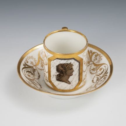 比德迈尔风格友谊杯。  

翁格马克特，1817年。
 

采用褐色墨水和金漆绘制。杯身（高 6.5