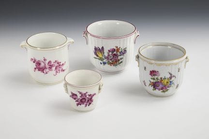 4 cache-pots décorés de motifs floraux. Potschappe