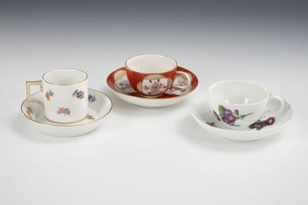 3只摩卡杯。迈森。  
 

 各种剑形印记，1762年至1924年间，一级品。 
  
 

 彩