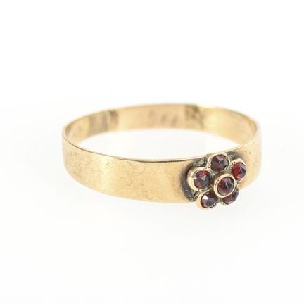 Historischer Ring mit Granatblüte.  

 
 

Roségol