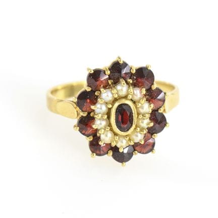 Anello “Entourage” con granato e perline.  
 

 
 